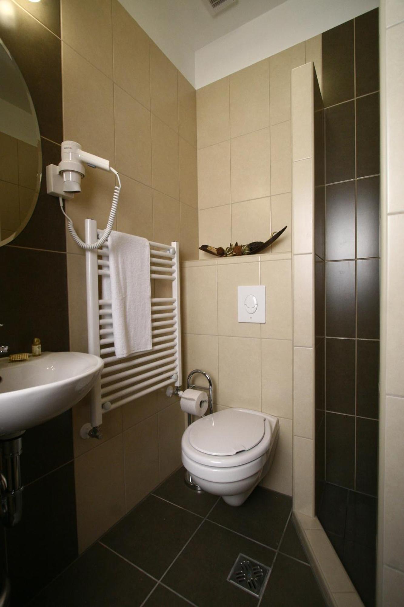 Single Room,1209869242:JPEG