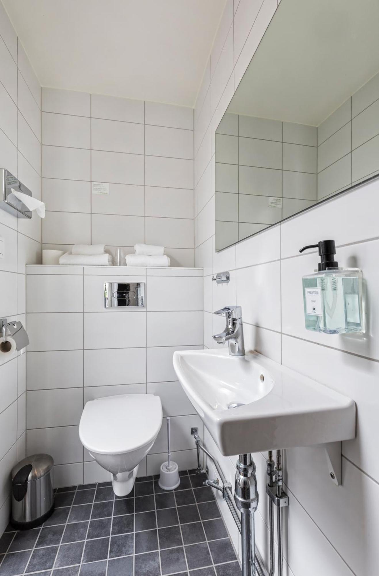 Kamer met een queensize bed en een avondmaaltijd
