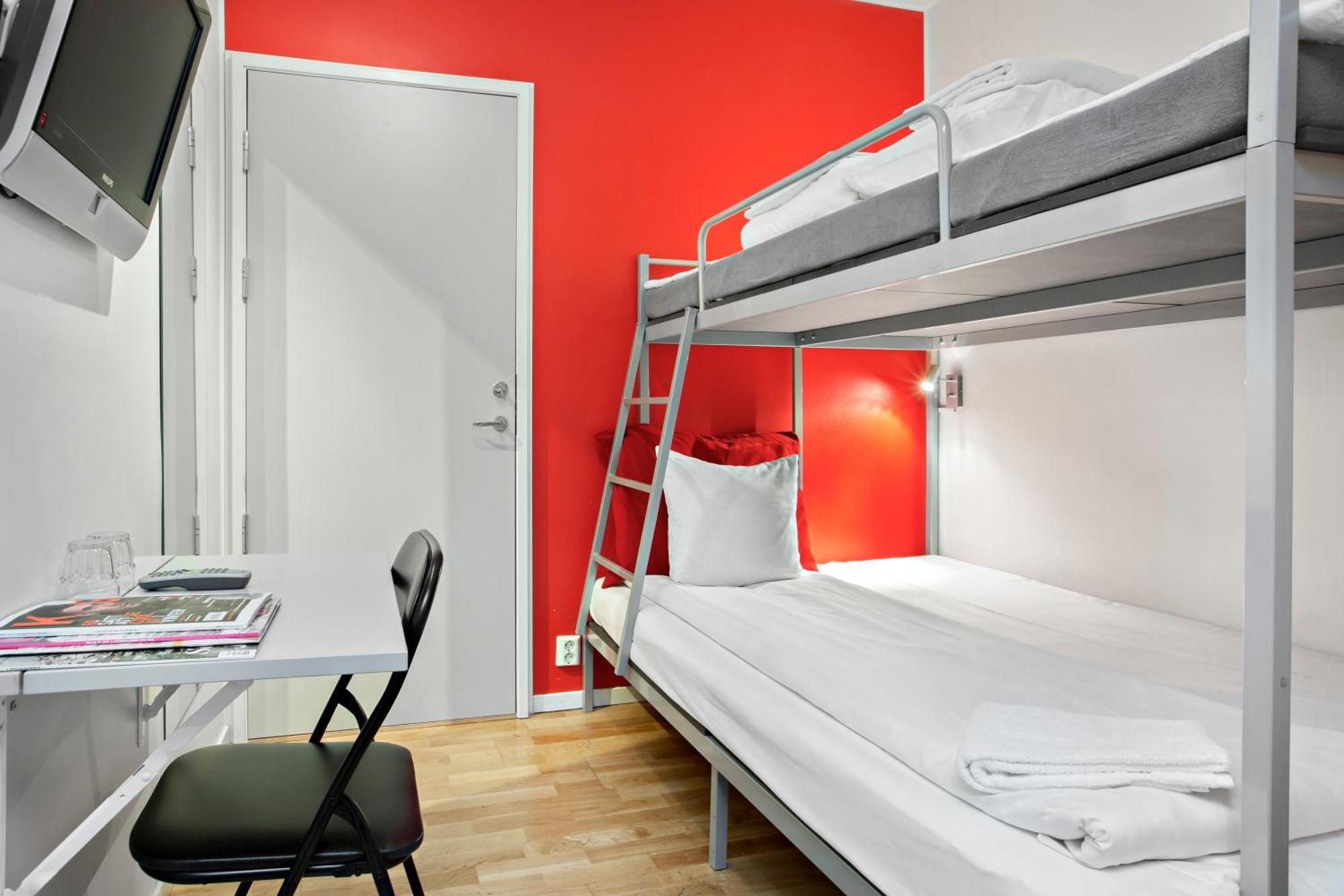 Chambre Lits Jumeaux avec Salle de Bains Commune - Sans Fenêtre