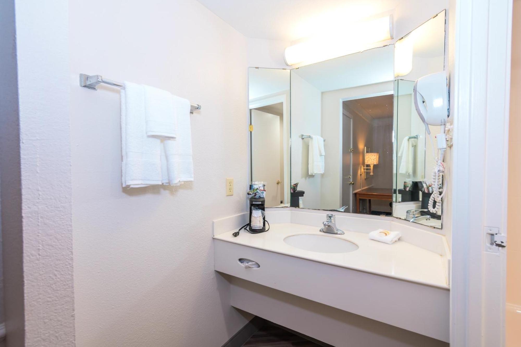 King Room with Bath Tub - Mobility Accessible/Non-Smoking