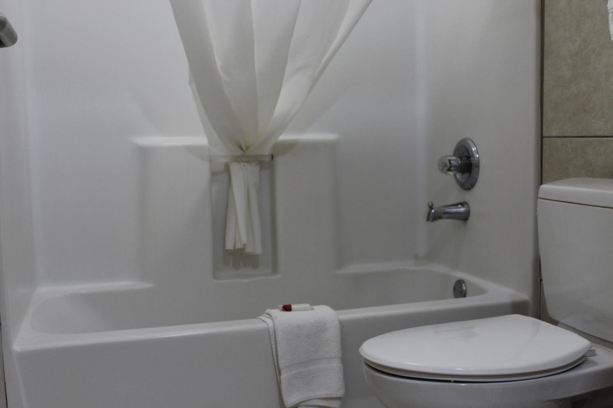 Deluxe Queen Room with Two Queen Beds - Ground Floor/Non-Smoking,1211403091:JPEG