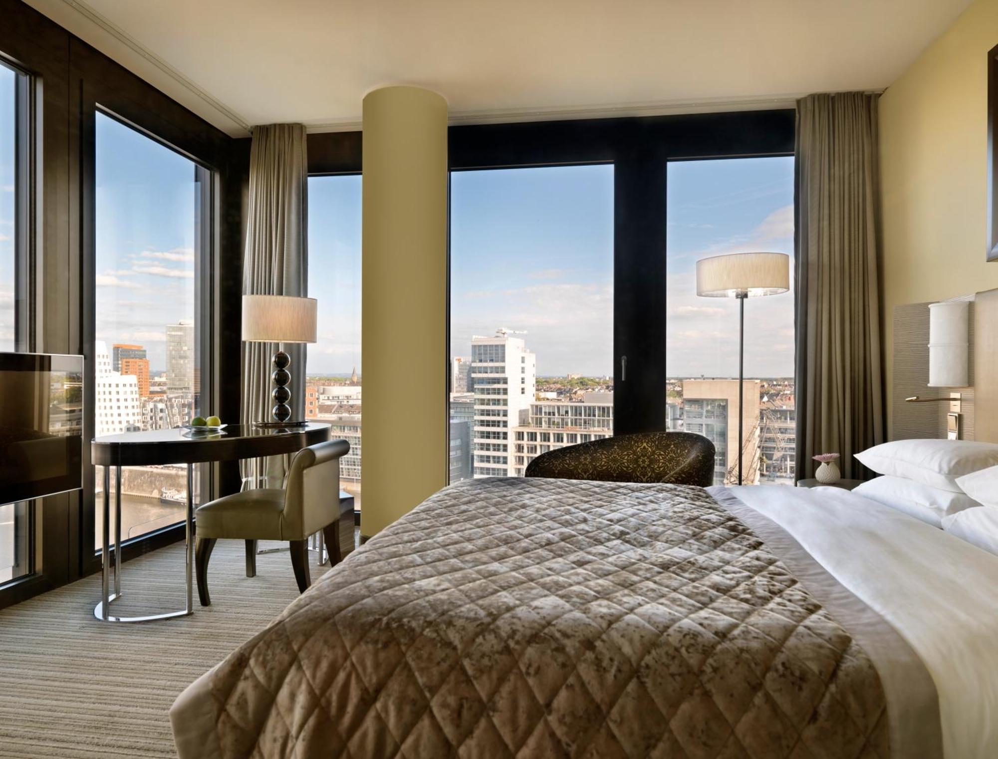 Deluxe King Room with Harbour View - Club Access,669855903:JPEG