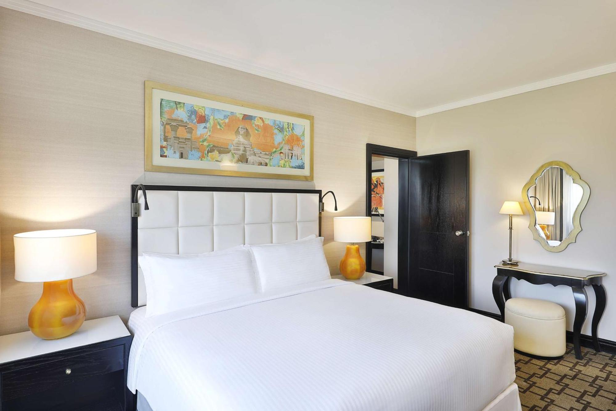 Suite met 1 Slaapkamer, Kingsize Bed en Uitzicht op het Zwembad