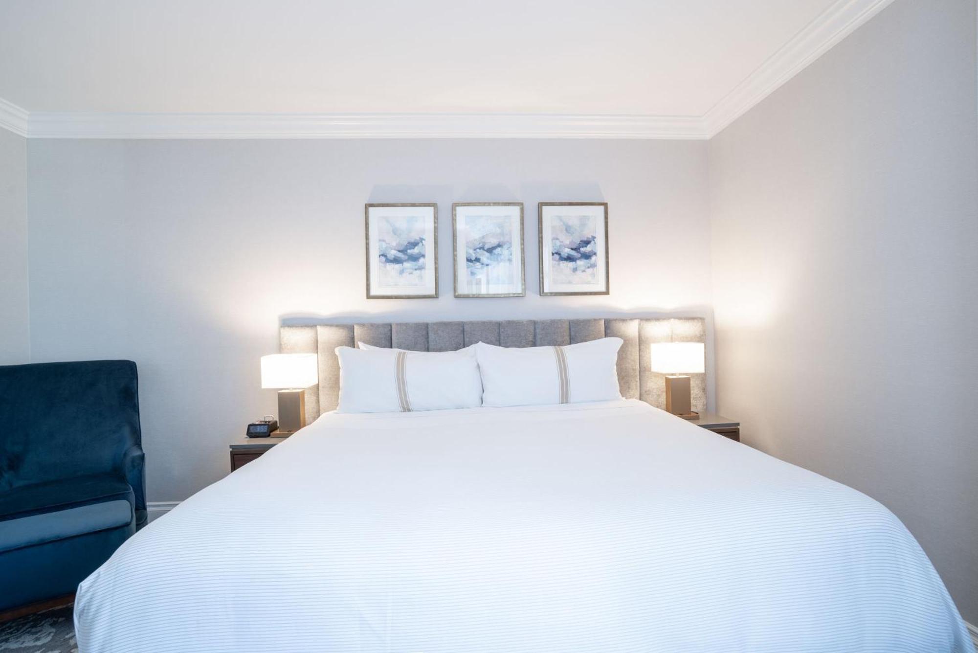 Executive Suite, 1 King Bed, Wet Bar,1436602381:JPEG
