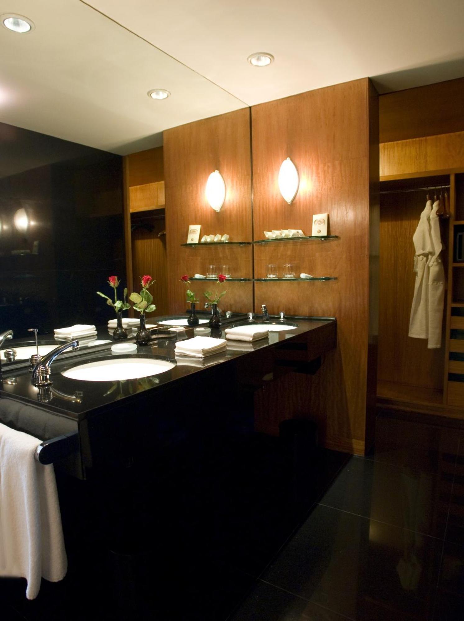 Diplomatic Suite with 20% off on session of 30 mins Spa,15% off on food & soft beverage services,20% Discount on Laundry service , 4 pints of beer (T&C applicable)