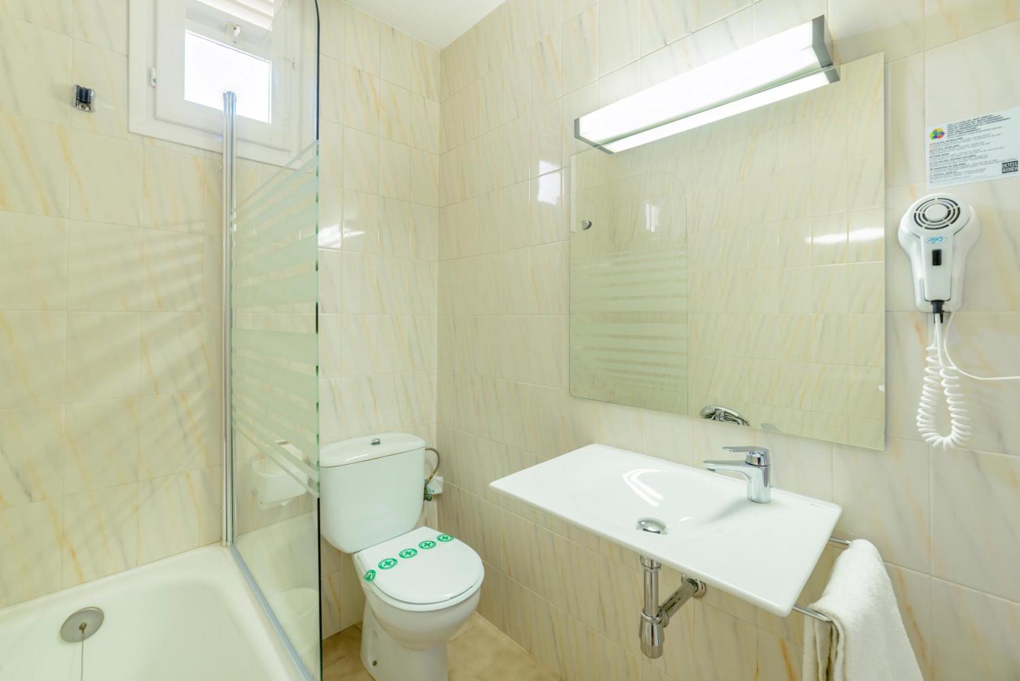 Chambre Double avec Balcon (2 Adultes + 1 Enfant)