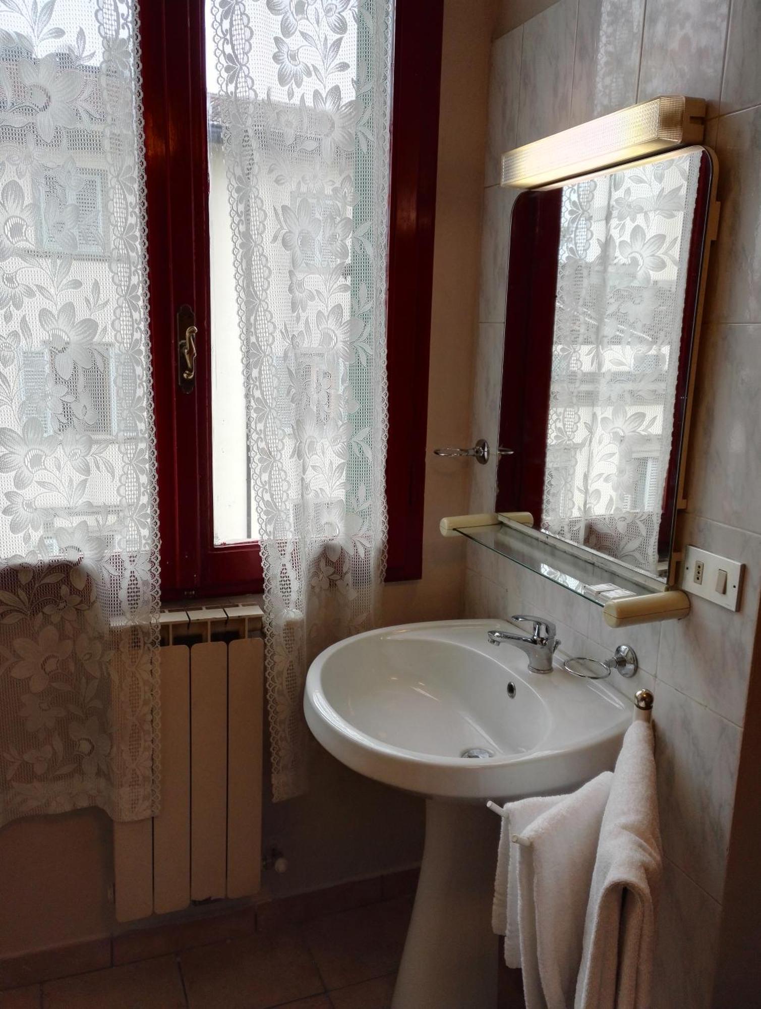 Habitación Individual Económica con baño compartido