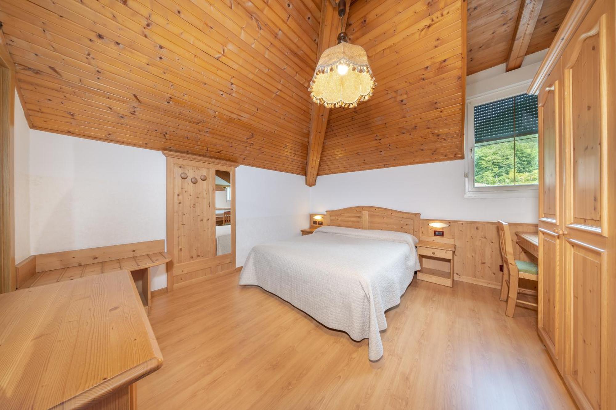 Tweepersoonskamer met klein tweepersoonsbed