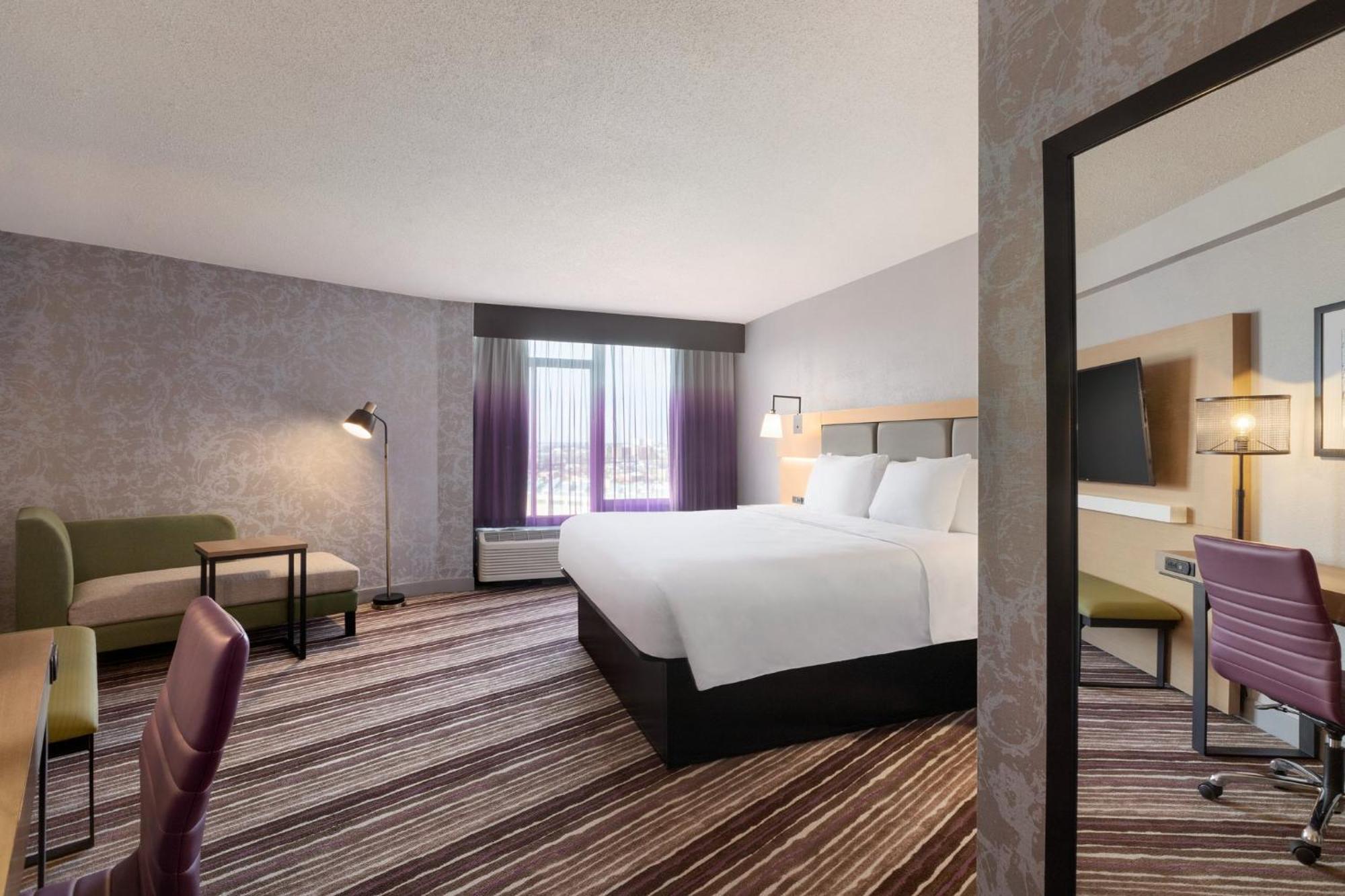Standard Zimmer mit Kingsize-Bett und rollstuhlgerechter Dusche
