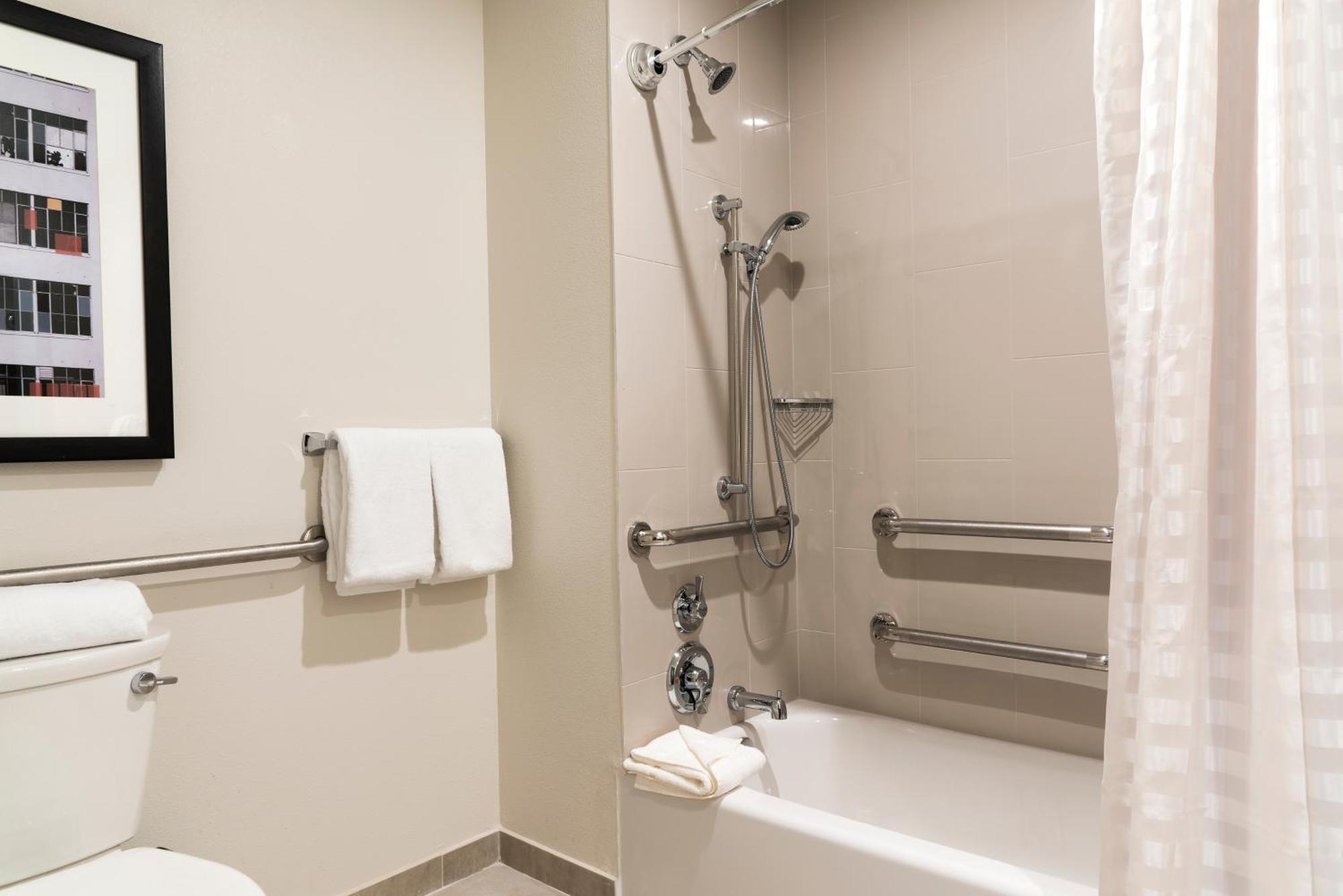 King Room Accessible Tub,1717127082:JPEG