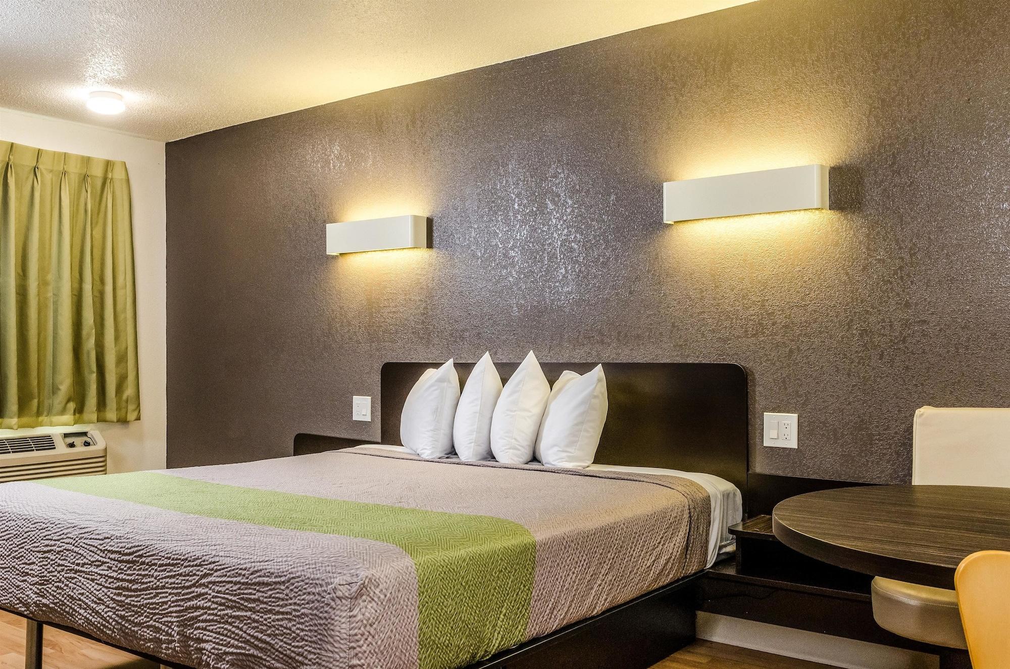 King Room with Roll-in Shower - Disability Access - Non-Smoking