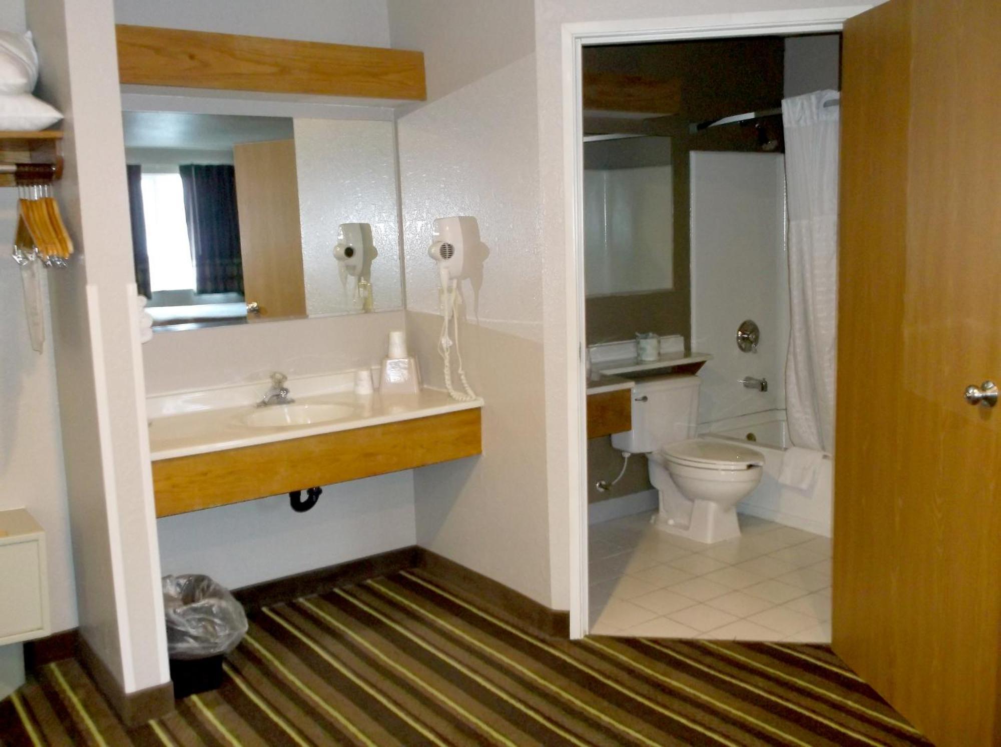 Deluxe King Studio Suite - Non-Smoking