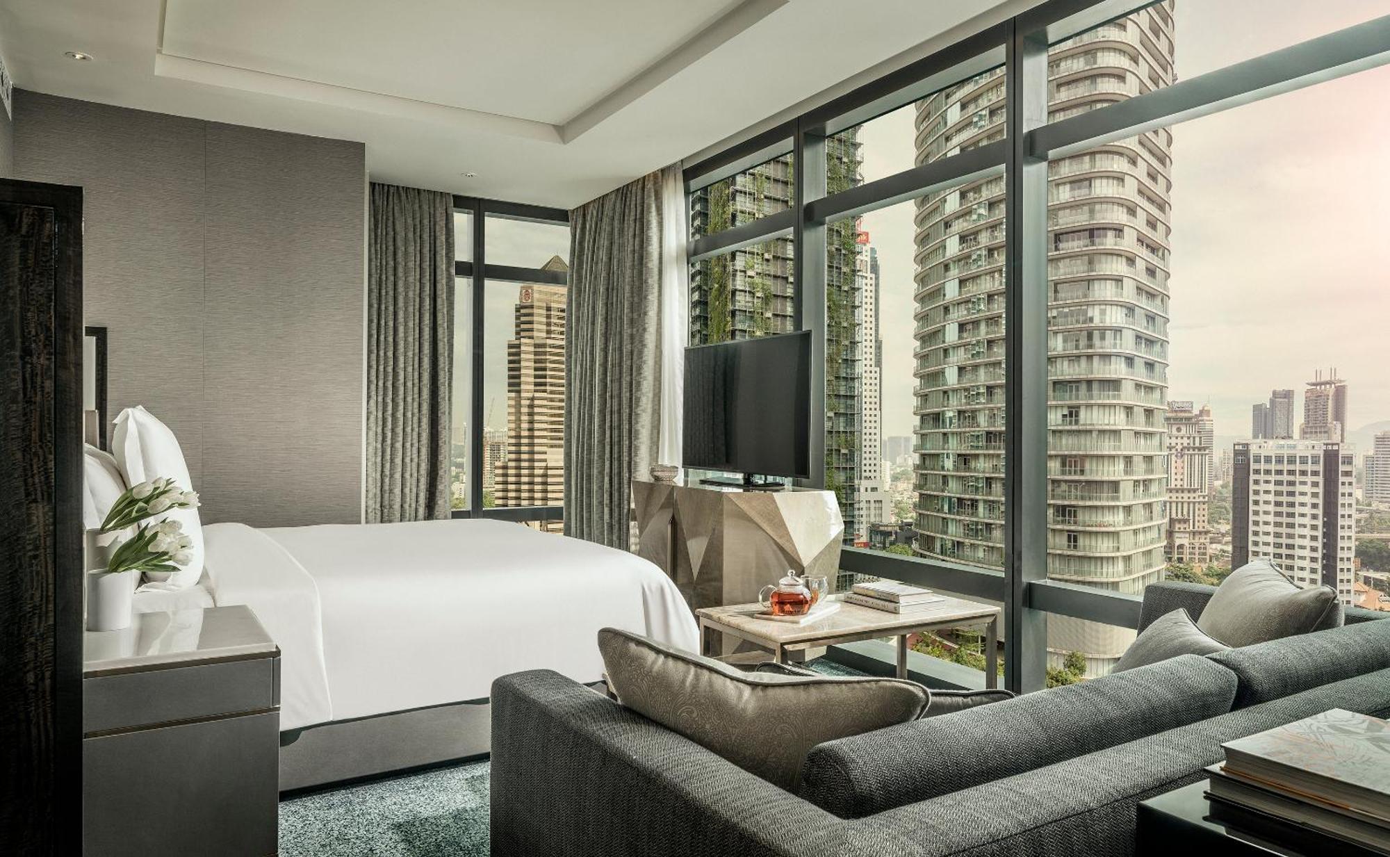 Zimmer mit Kingsize-Bett und Stadtblick