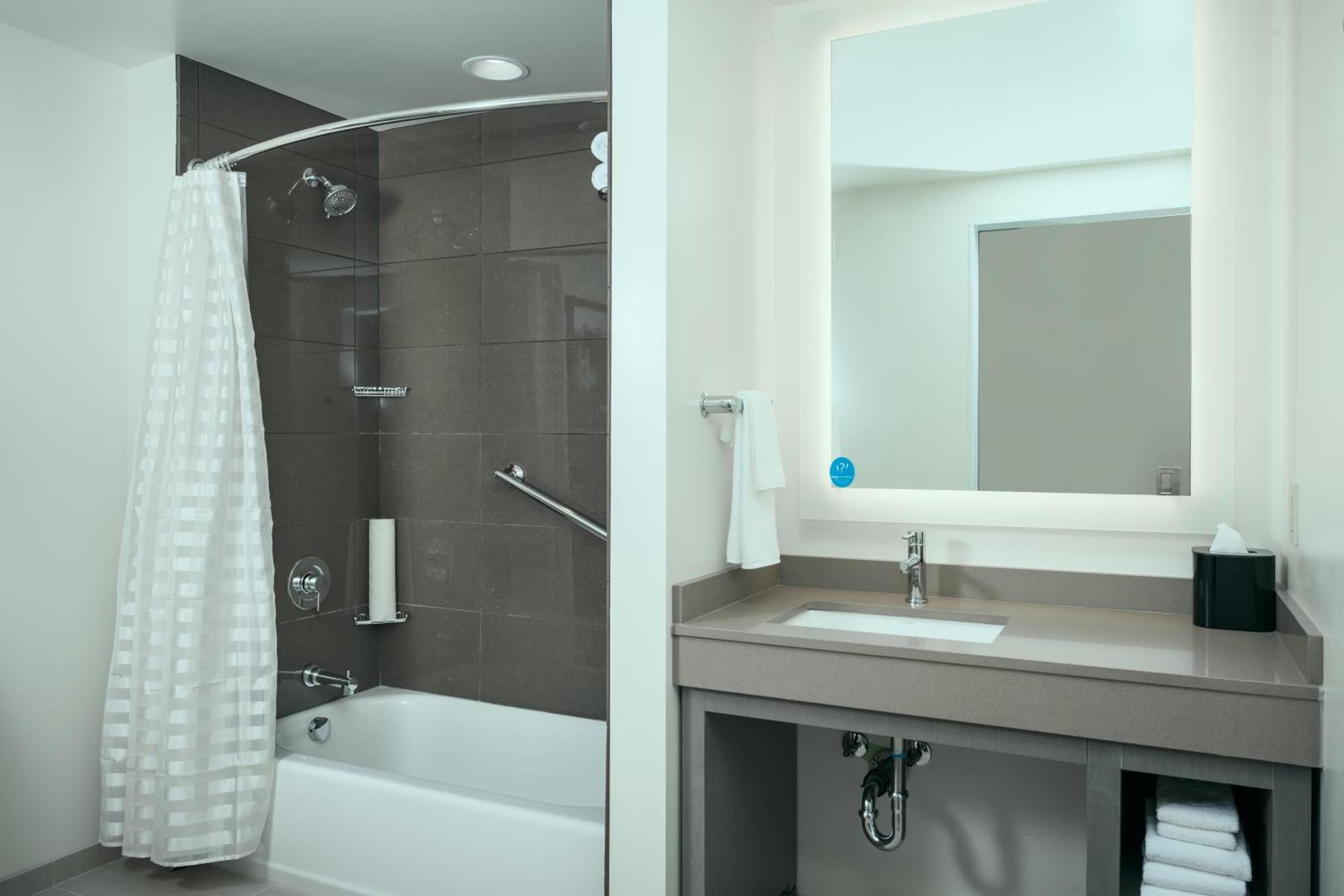 King Studio Suite with Kitchen and Accessible Tub