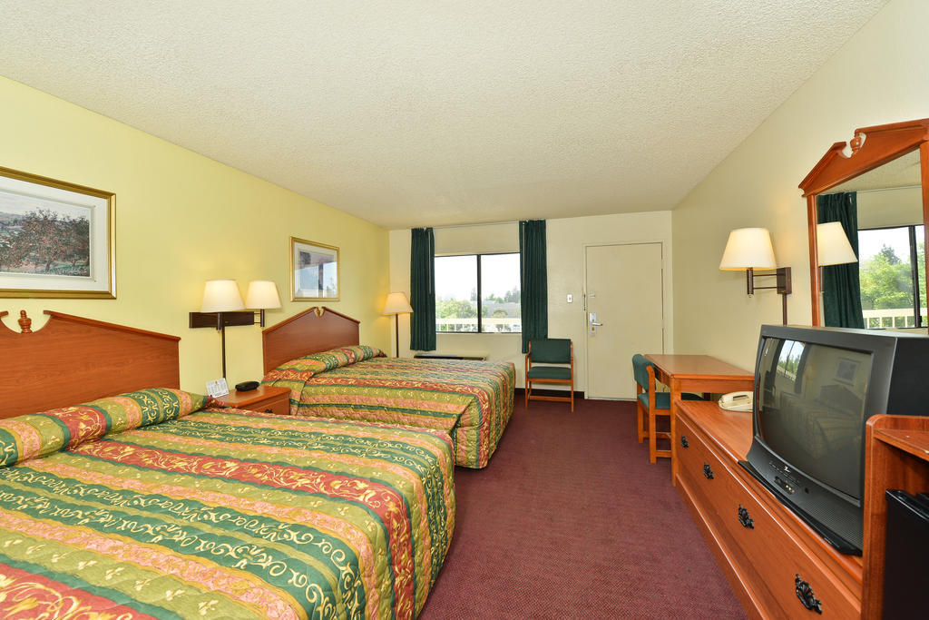 Queen Room with Two Queen Beds - Non-Smoking