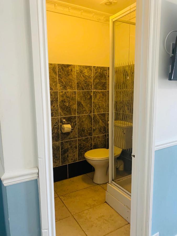 Tweepersoonskamer met 2 Aparte Bedden en Douche
