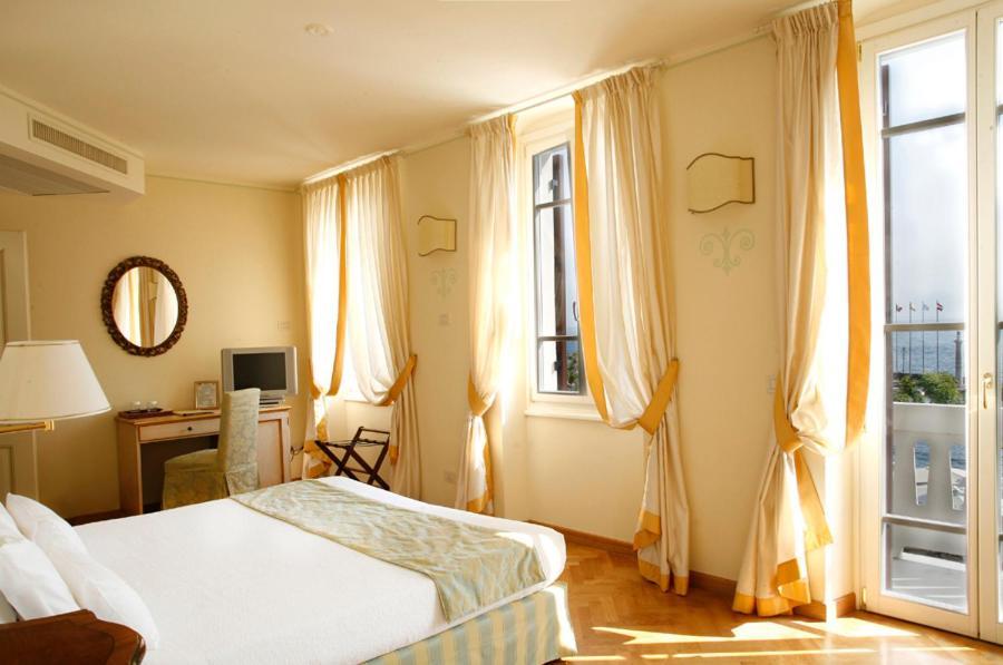 Deluxe Doppel- oder Zweibettzimmer mit Seeblick und Balkon