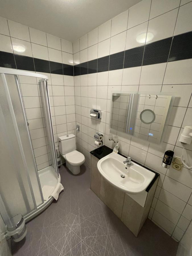 Doppel-/Zweibettzimmer mit Dusche