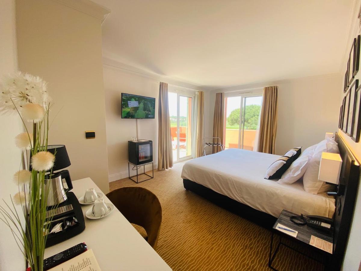 Chambre Double Confort avec Terrasse et Accès à la Piscine Chauffée - Vue sur Golf - Parking Gratuit