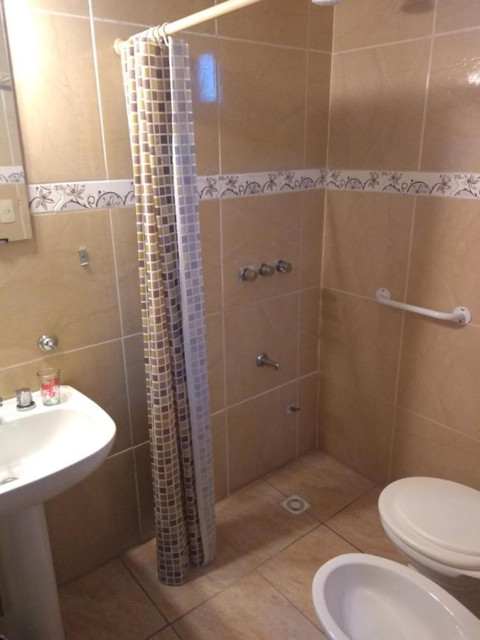 Quarto Triplo com Banheiro Privativo