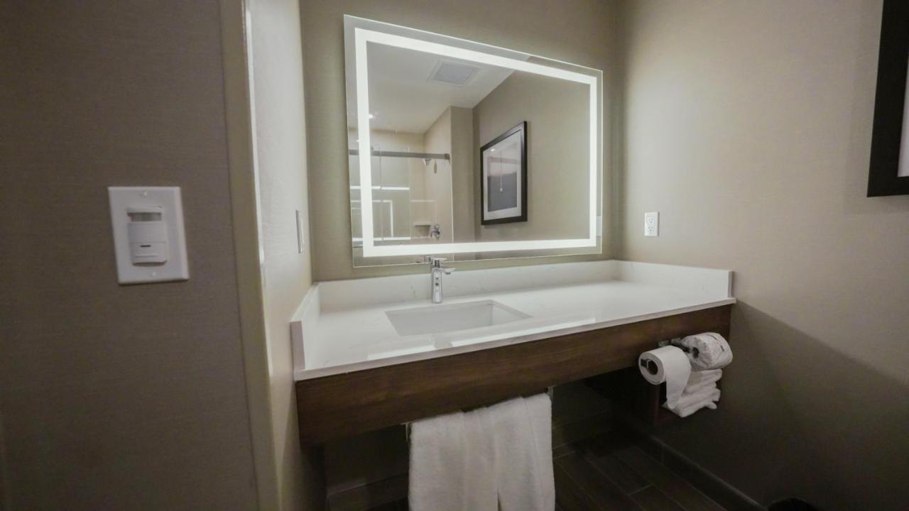 1 King Bed Partial Ocean View Room Non-Smoking,1756825435:JPEG