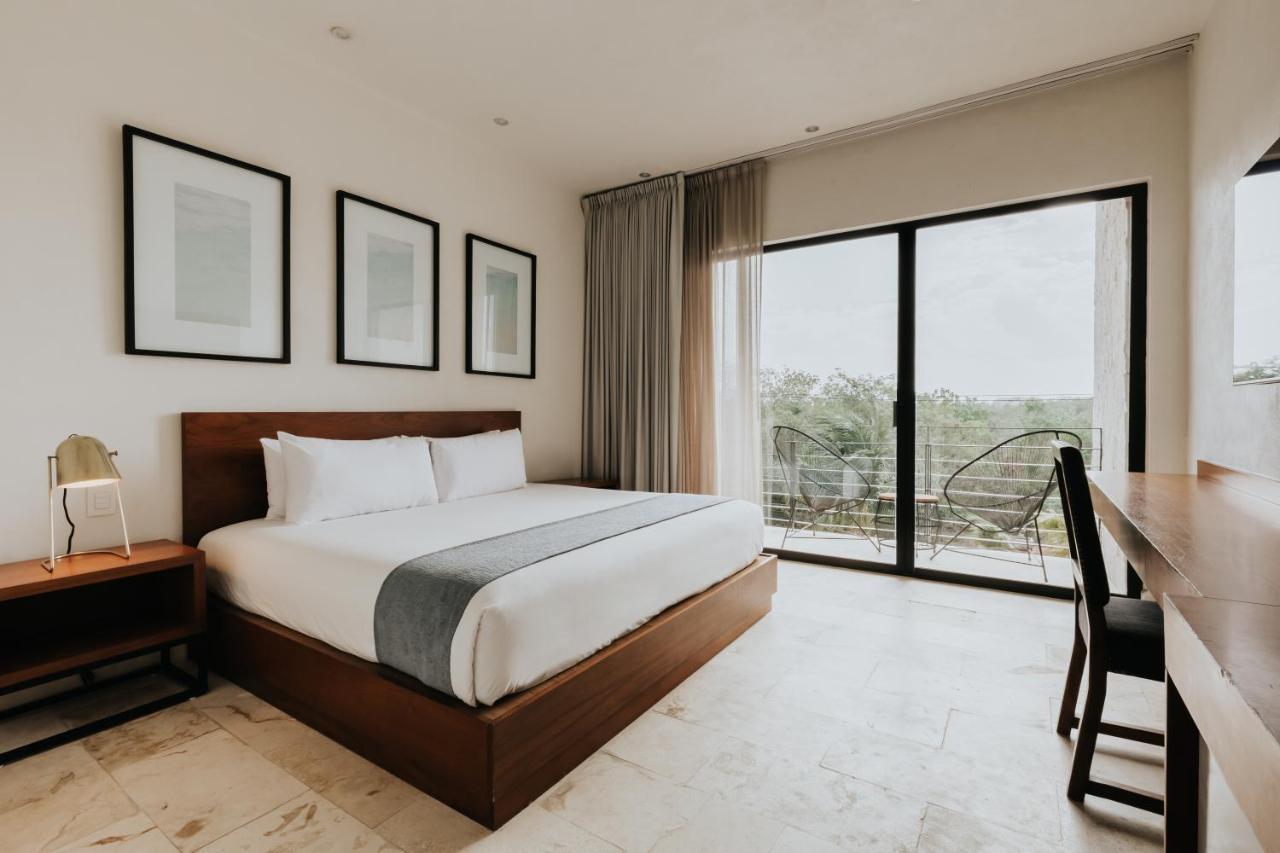 Habitación con cama extragrande.
