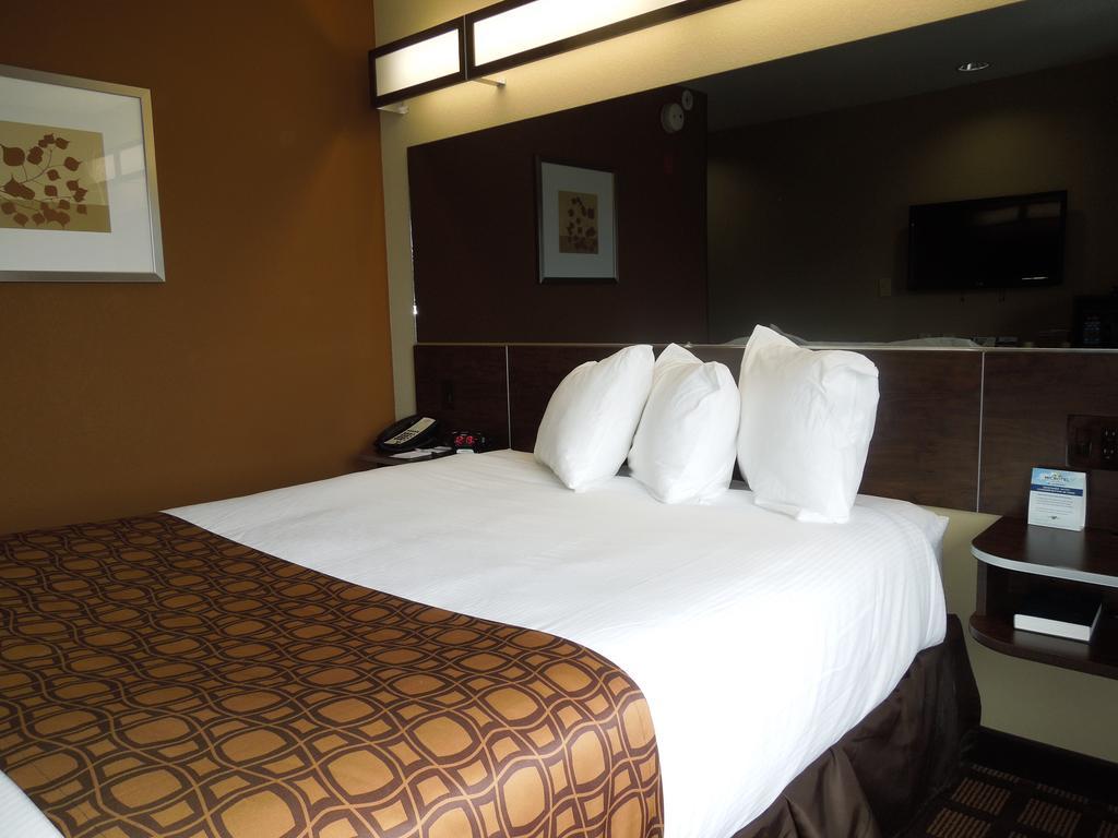 Queen Studio Suite - Mobility Access/Non-Smoking