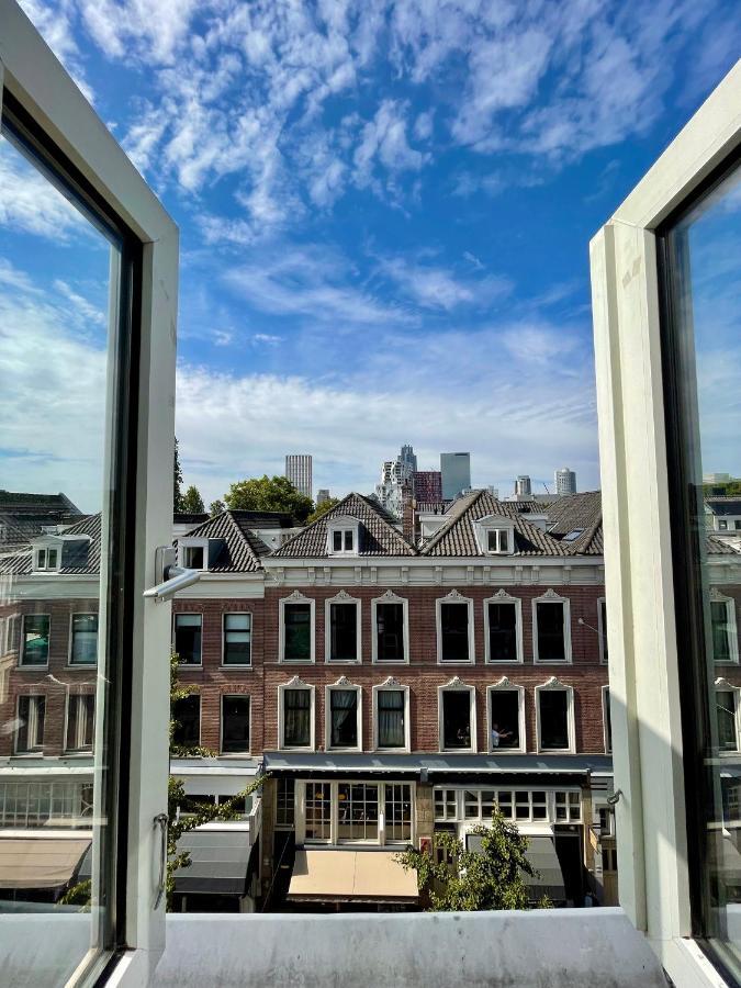 Deze driepersoonskamer heeft een gedeelde badkamer.