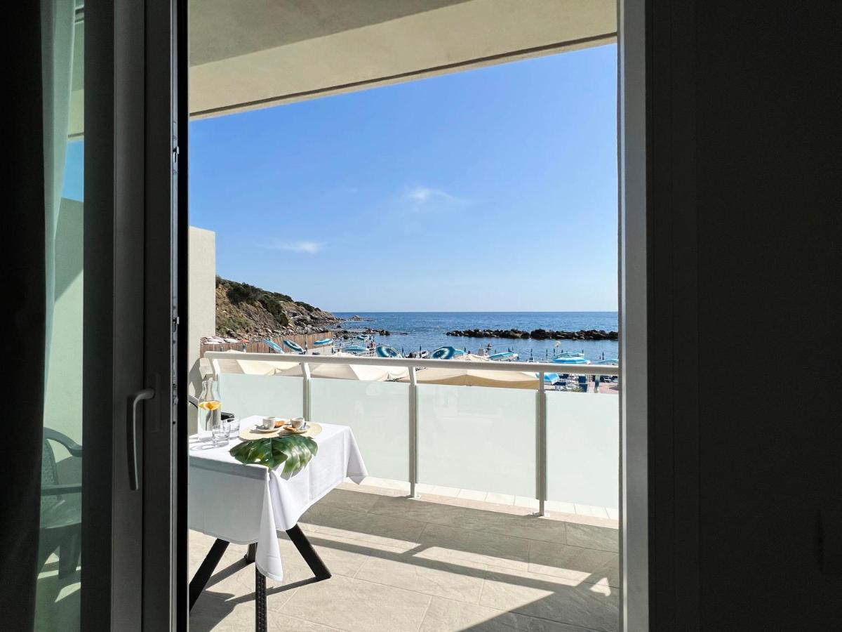 Triple Room with Sea View and Beach Access,1380916043:JPEG