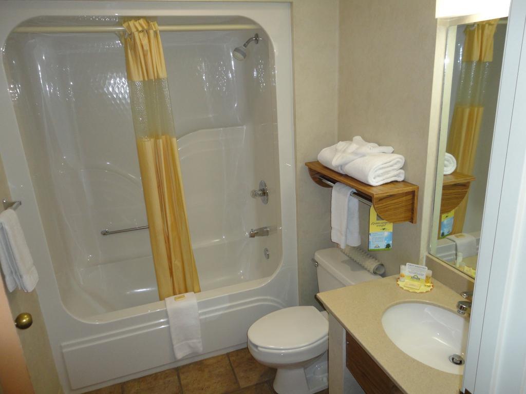 Deluxe Queen Room with Two Queen Beds - Non-Smoking