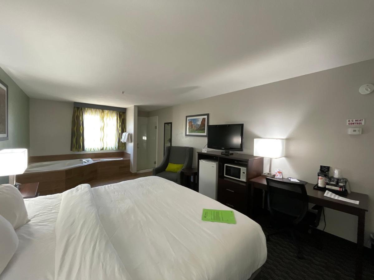 1 King Bed, Jetted Tub Suite, Non-Smoking