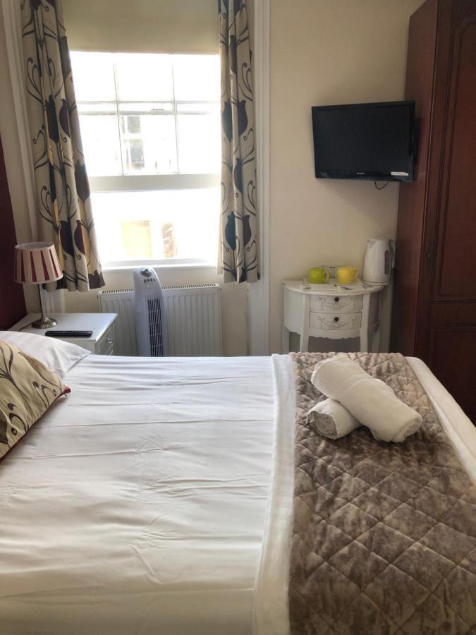 Kleines Doppelzimmer - Burgund- & Cremetöne