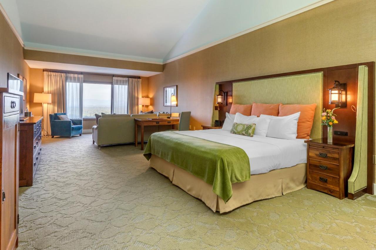 Premium Club Floor  Room with One King Bed,1589417239:JPEG