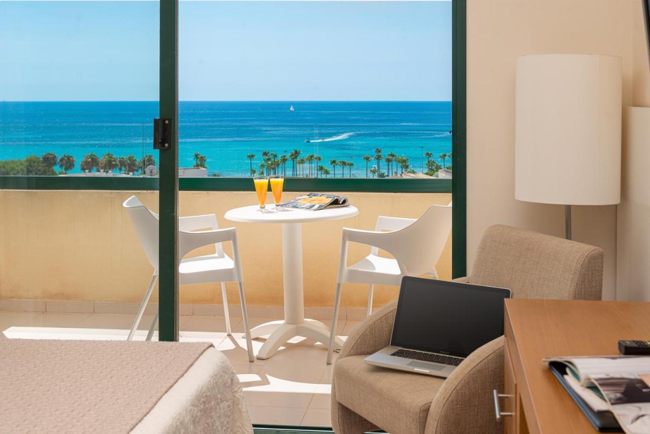 Habitación Doble con balcón y vistas al mar - 2 camas individuales