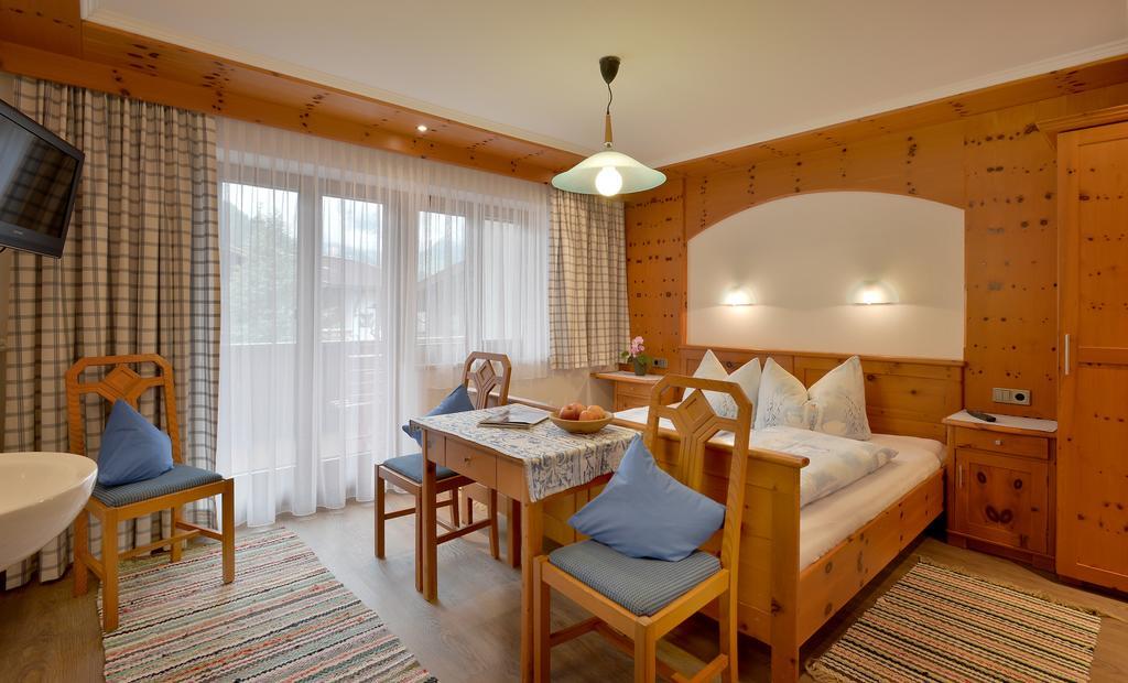 Doppel-/Zweibettzimmer mit Balkon