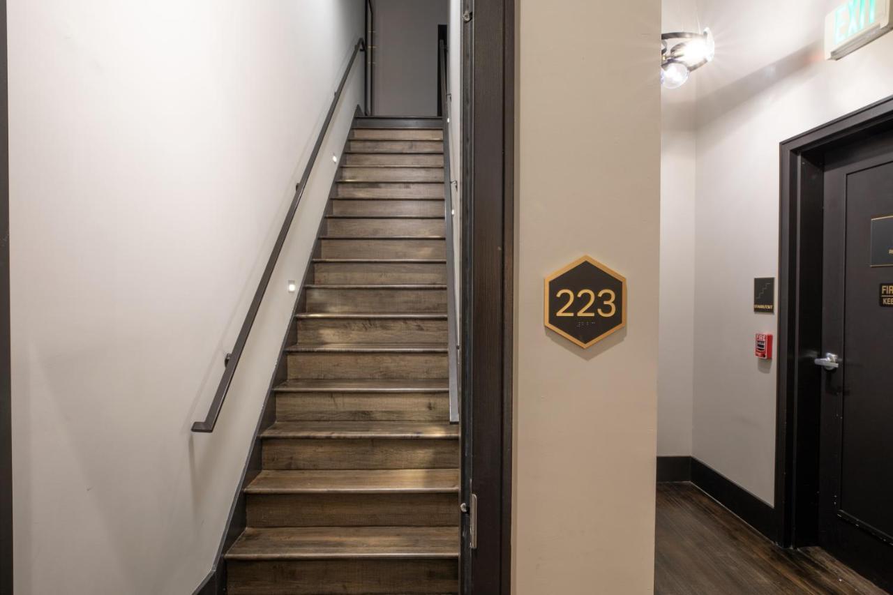 Deluxe Queen Suite