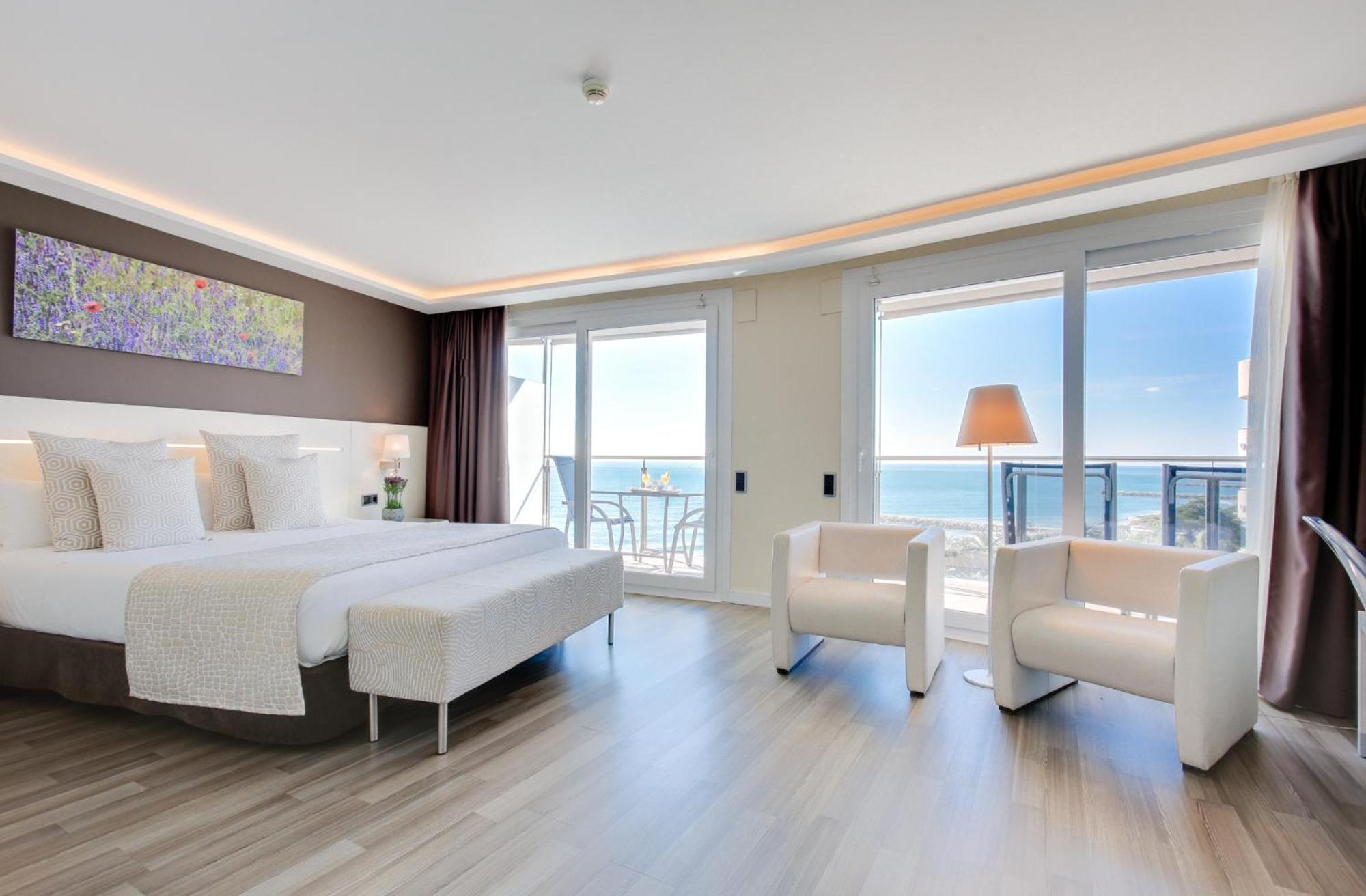 Suite Junior con vistas laterales al mar (2 adultos)