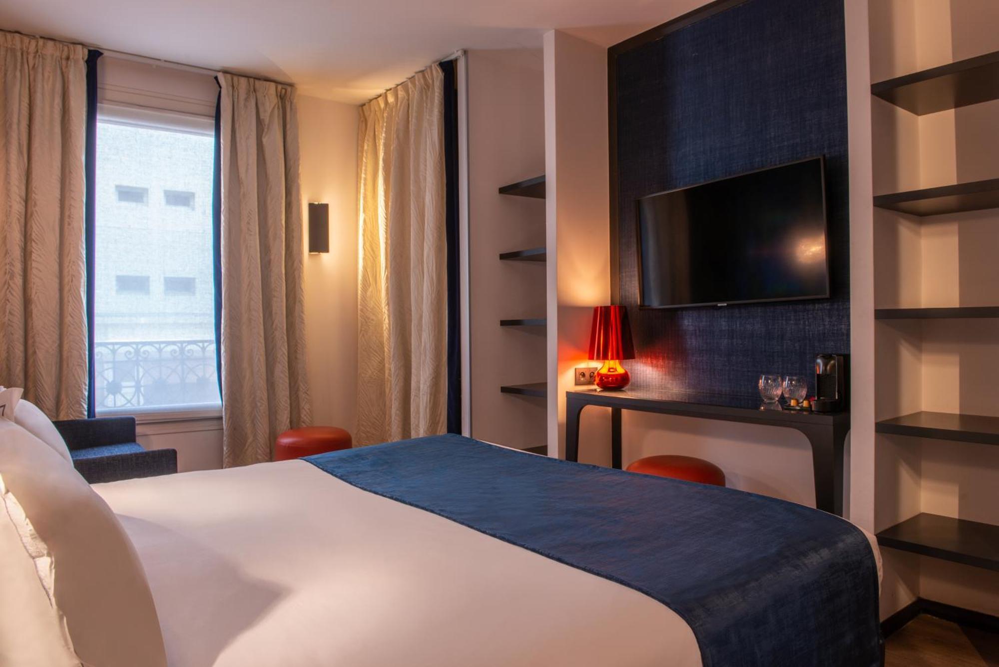 Quarto Deluxe com Cama de Casal e Sofá-cama