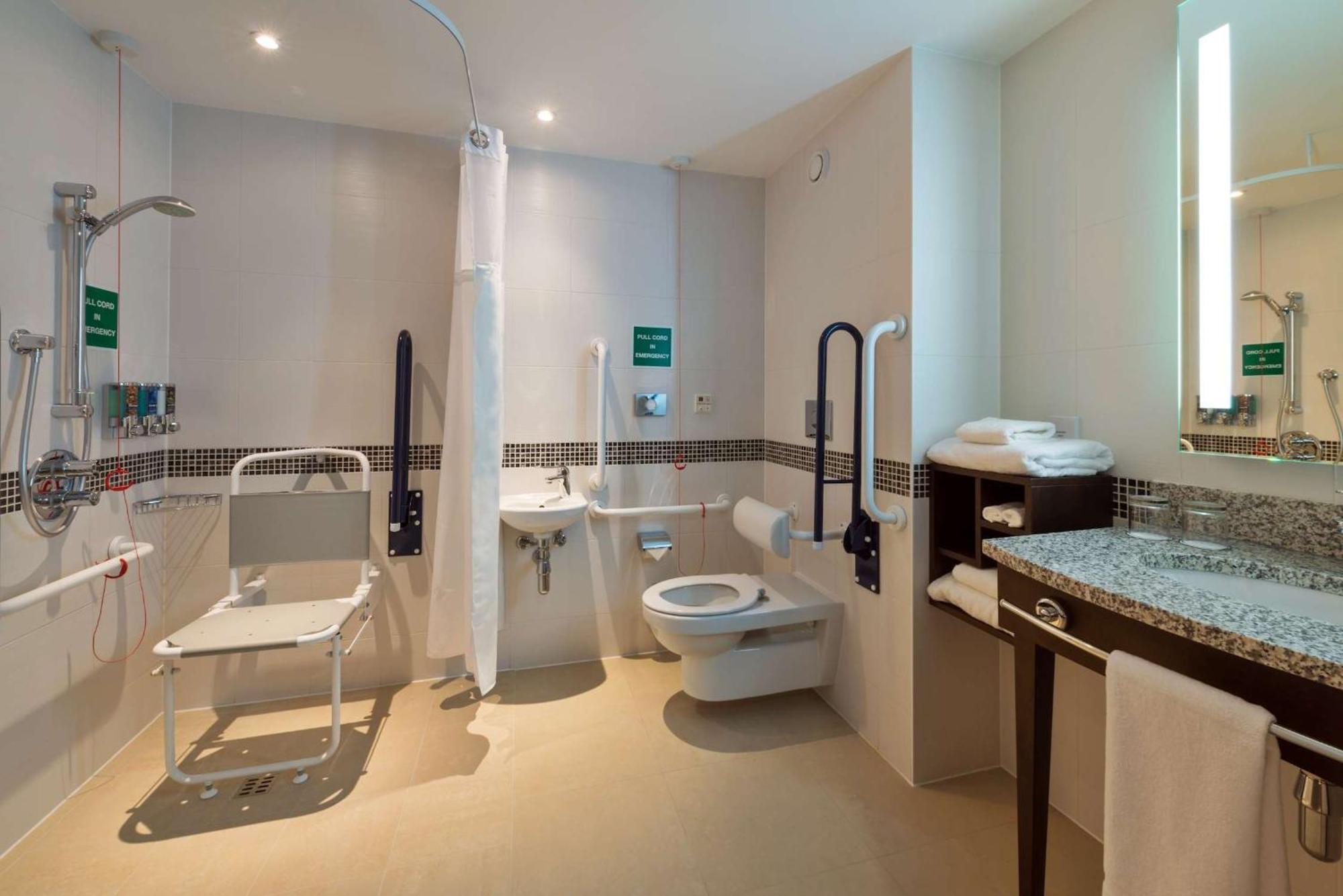 Habitación con cama grande adaptada para personas de movilidad reducida