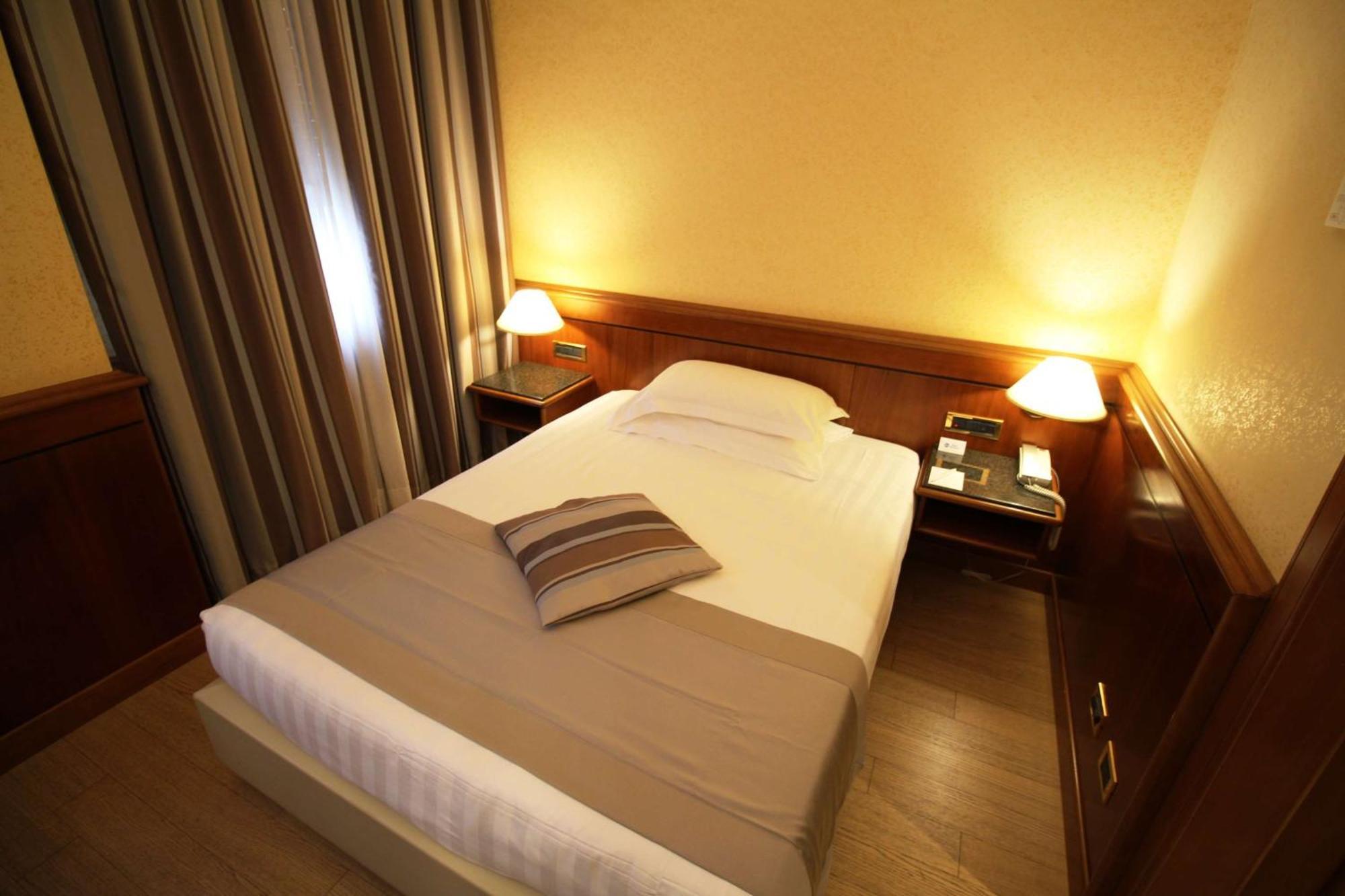 Camera Matrimoniale Small con Letto alla Francese