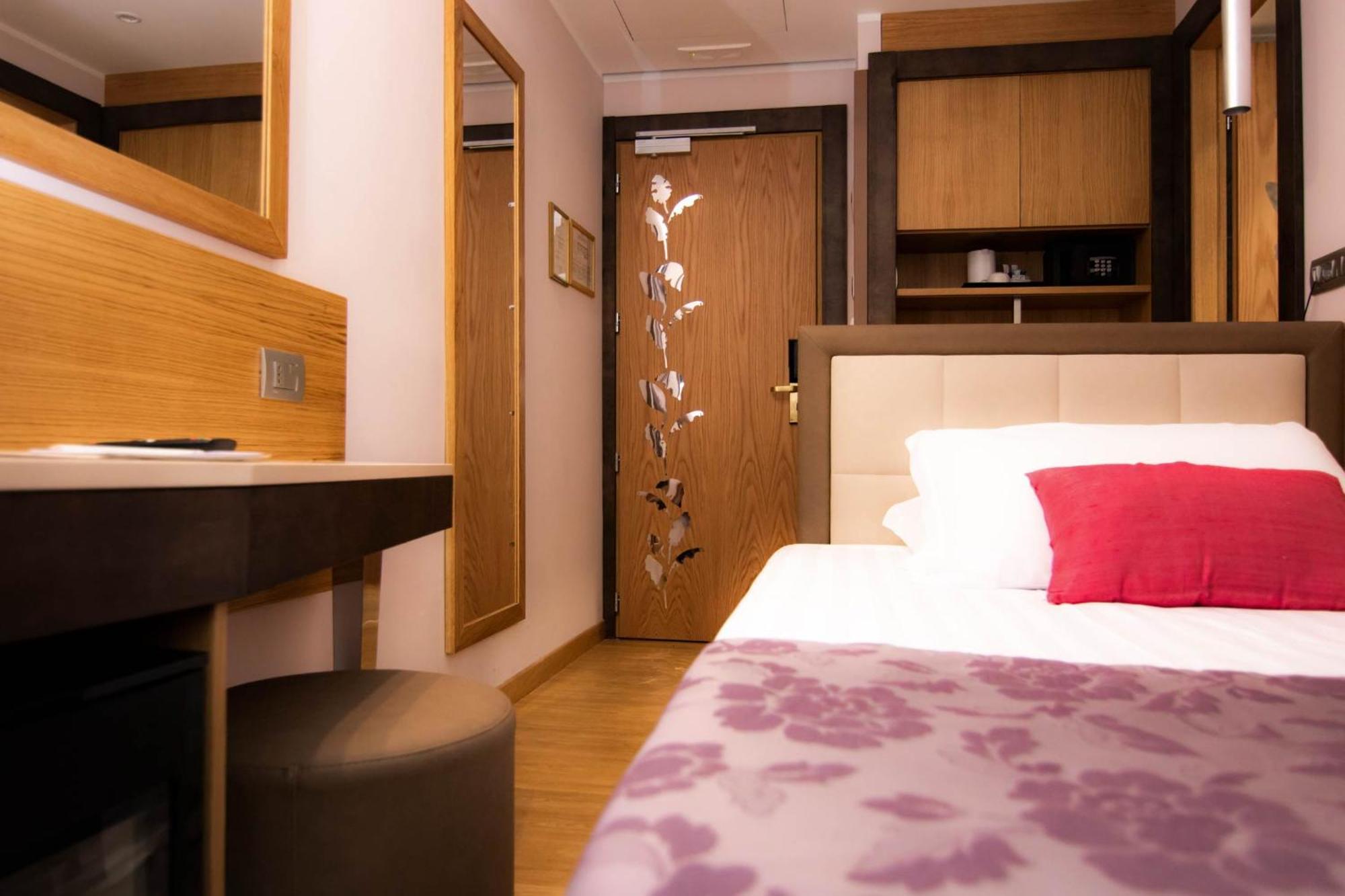 Kleines Zimmer mit französischem Bett