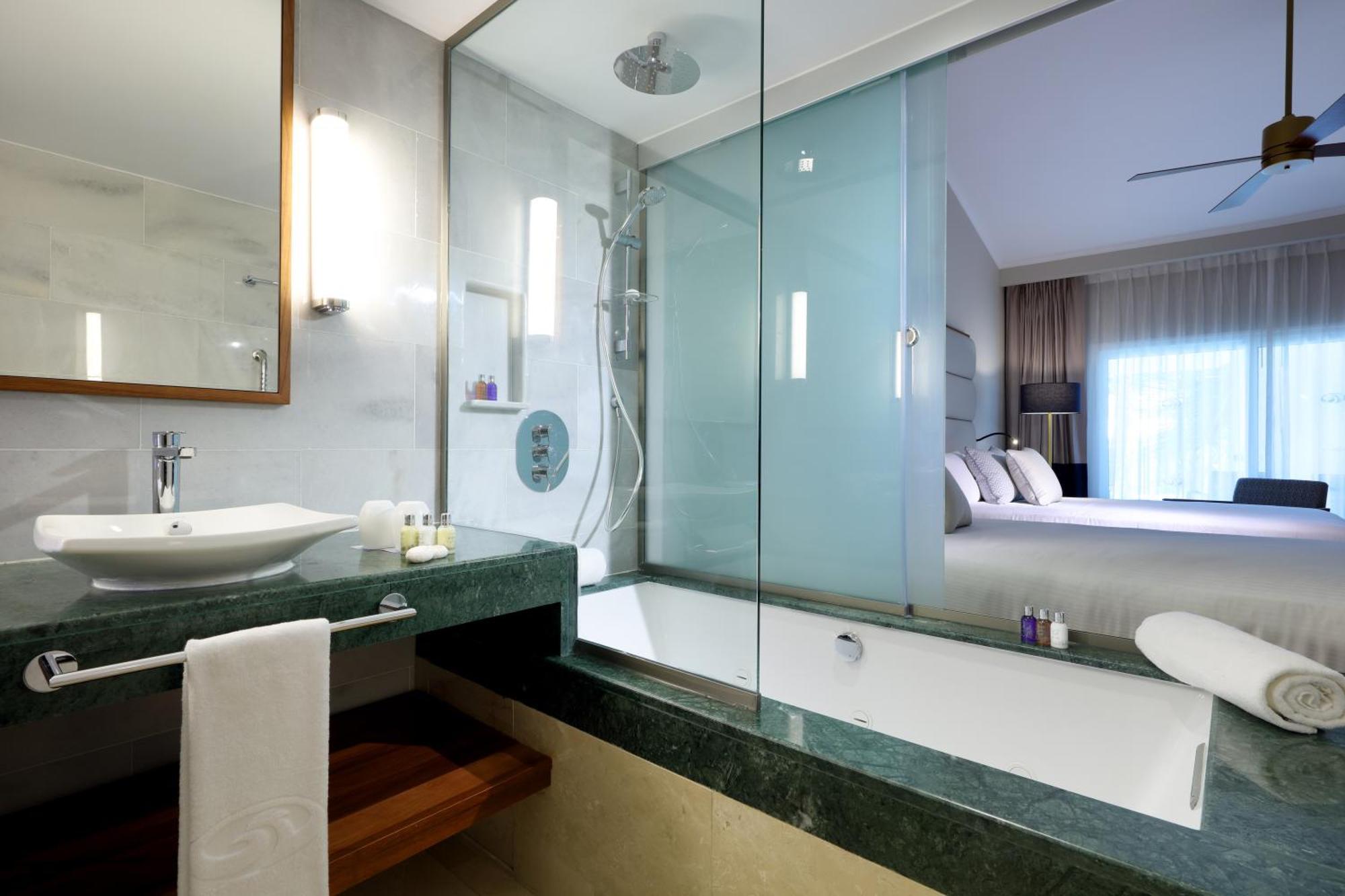 Quarto Deluxe Beira-Piscina
