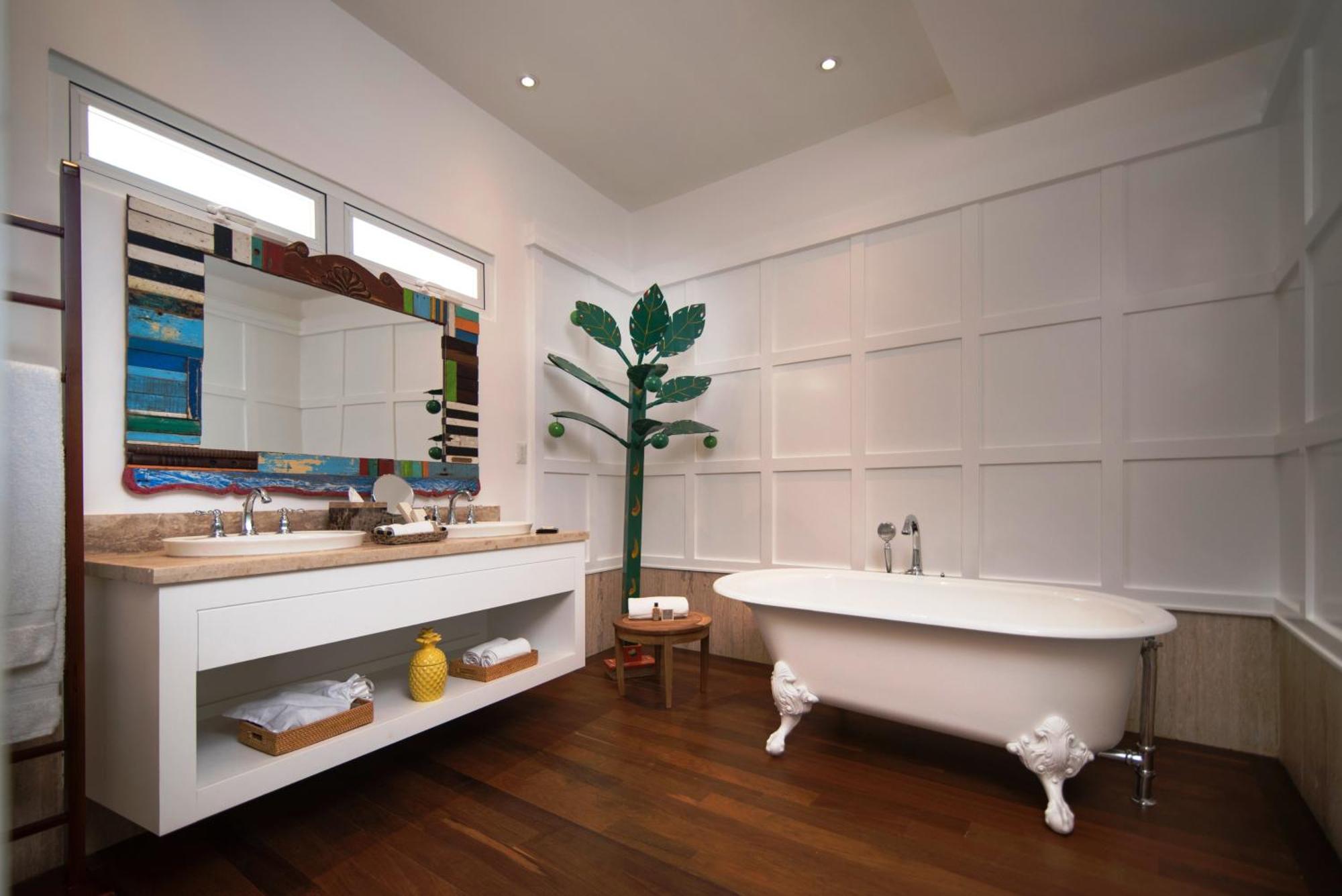 Superior Colonial Room
