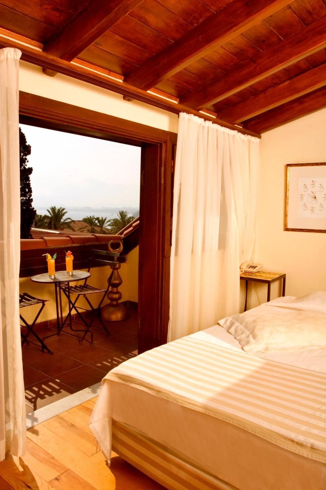 Premier Zimmer mit seitlichem Meerblick