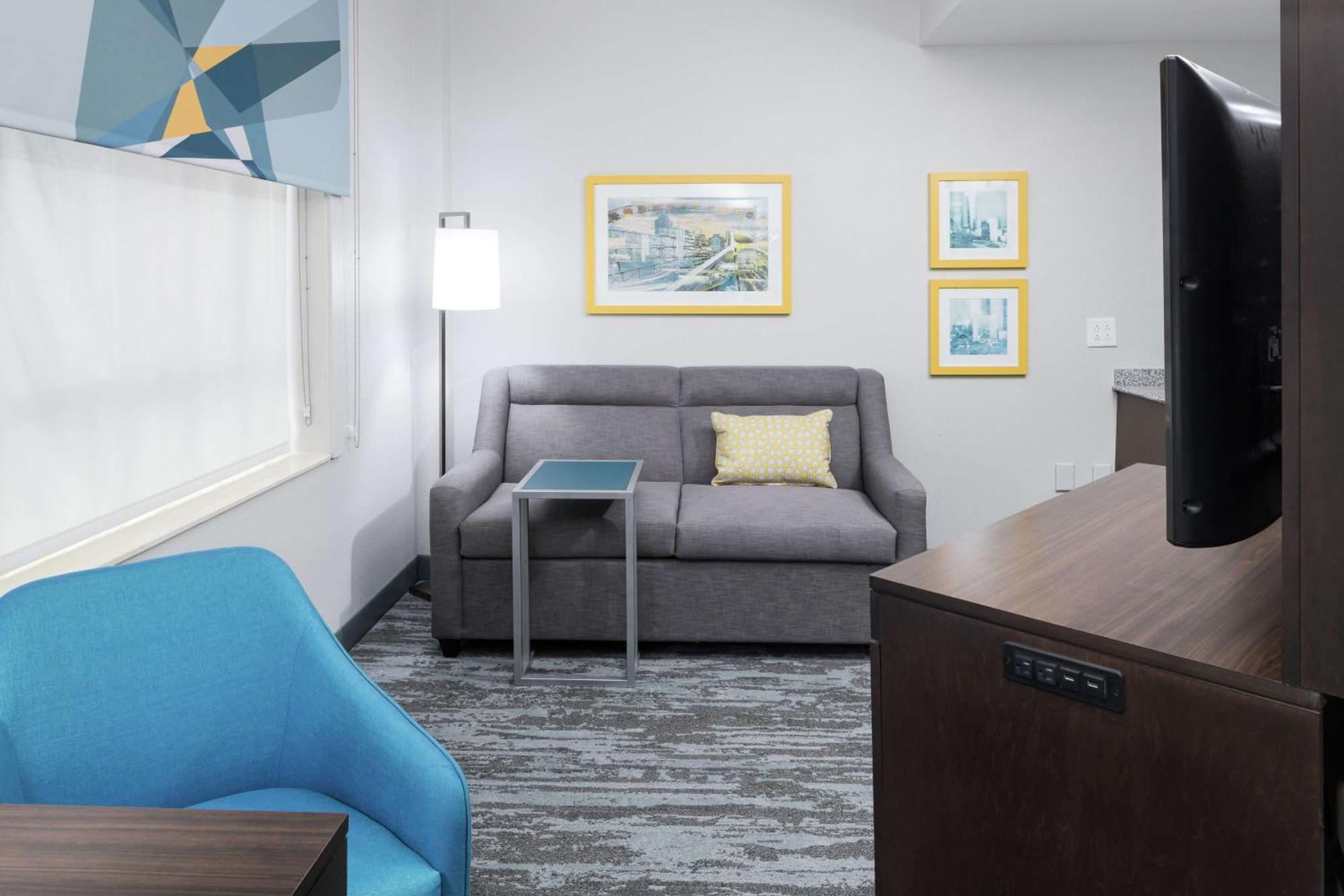 Queen Room with Sofa Bed - Non-Smoking
