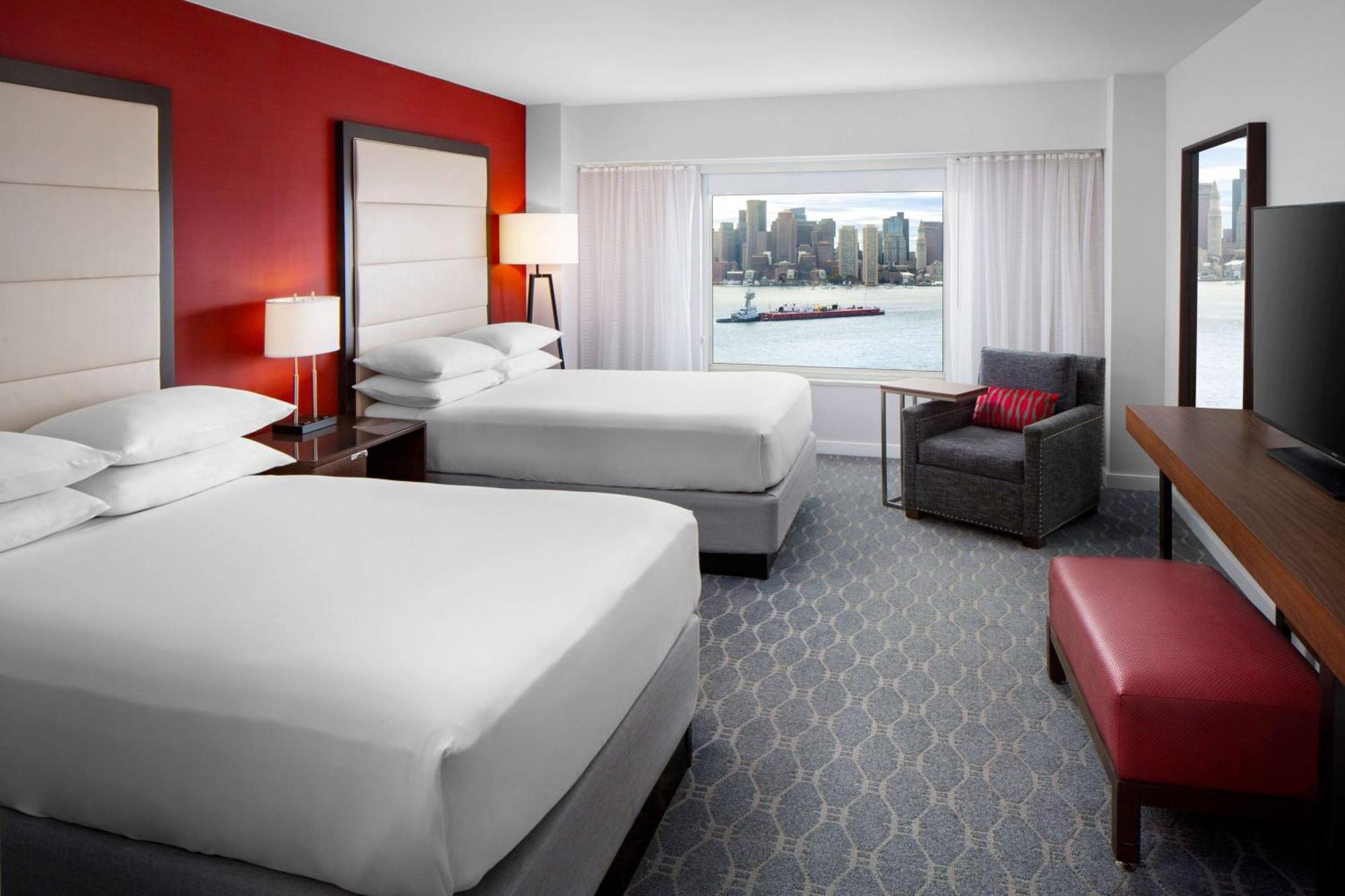Doppelzimmer mit 2 Doppelbetten und Hafenblick