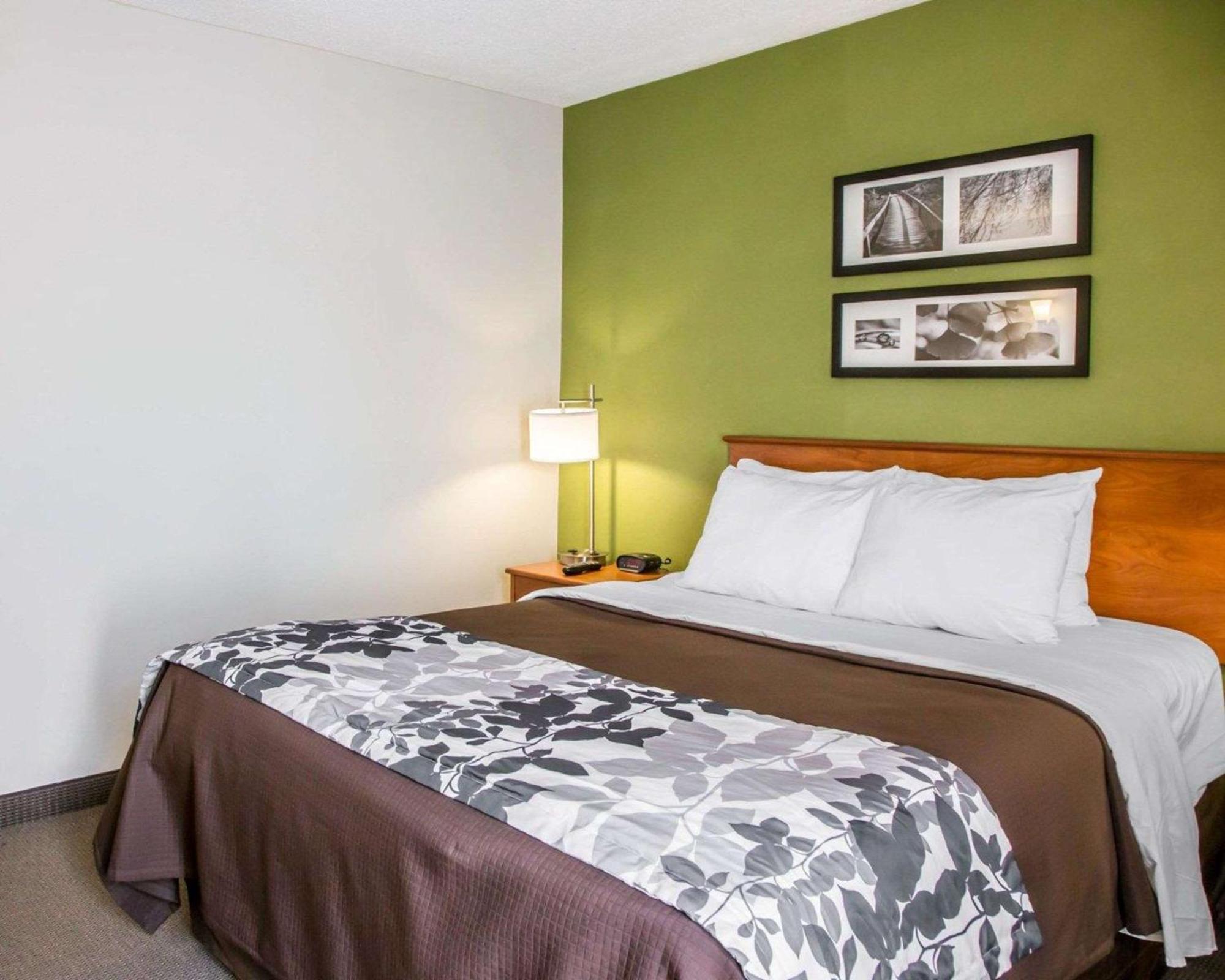 Queen Room with Tub - Mobility Accessible/Non-Smoking