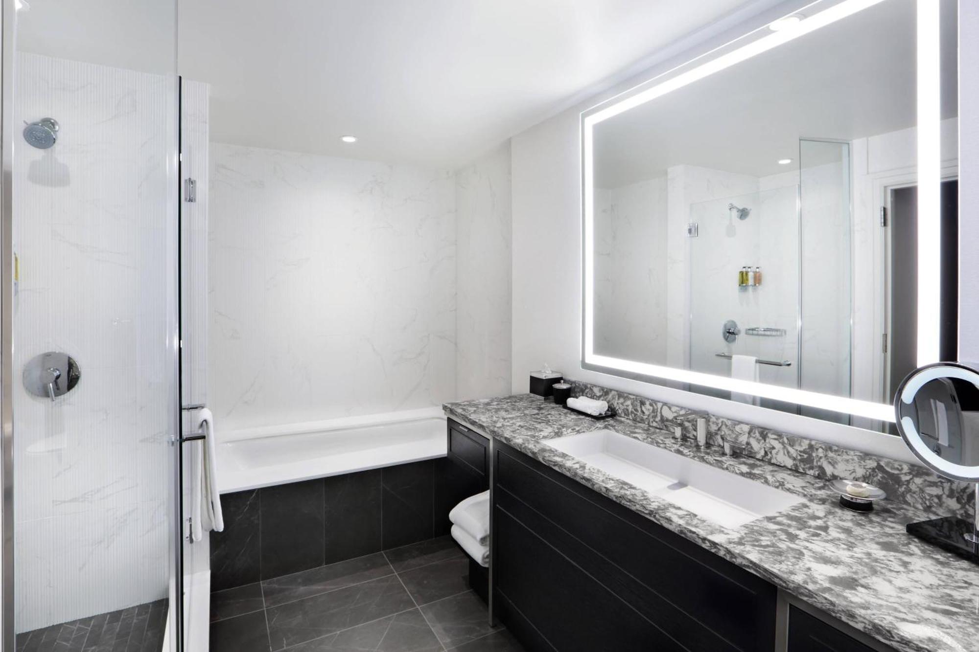 Guest room, 1 King, City view