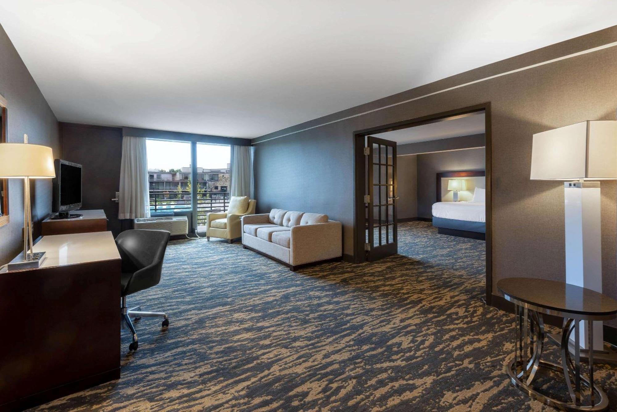 1 King Bed, One Bedroom Pool View Suite, Non-Smoking,1275603646:JPEG