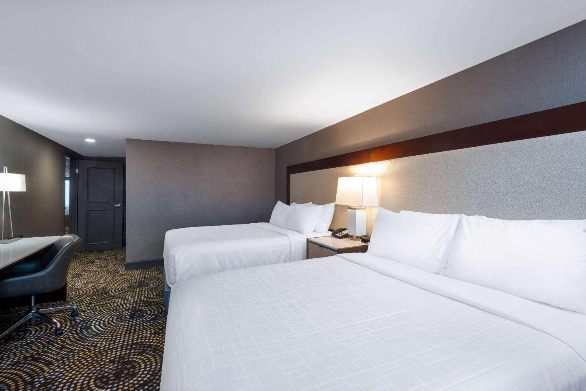 1 King, 2 Queen Beds, Deluxe Two Bedroom Suite, Non-Smoking,1275603574:JPEG